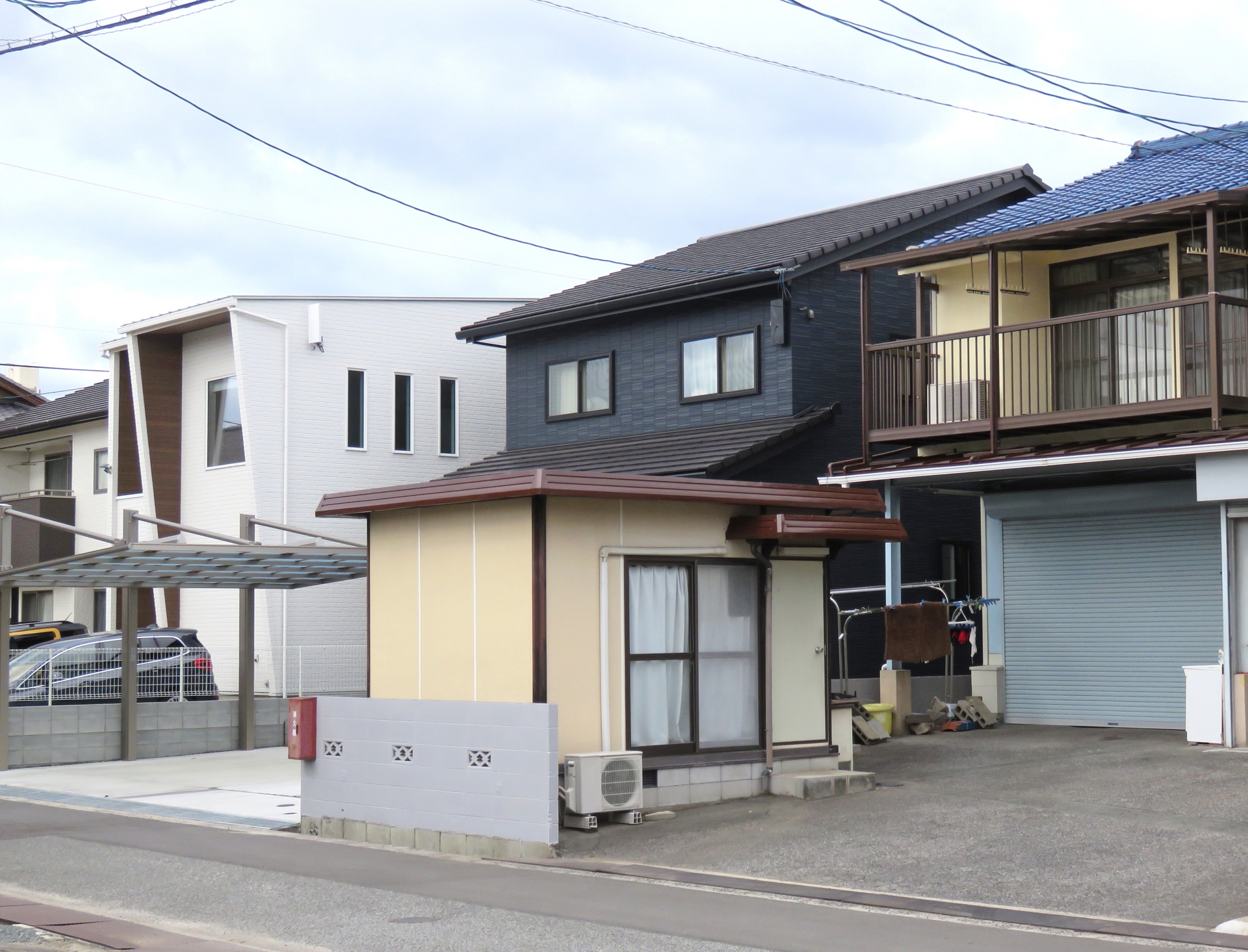 【L様】父から相続した家ですが、申請などせずに増築を繰り返していました。売却は難しいでしょうか？？