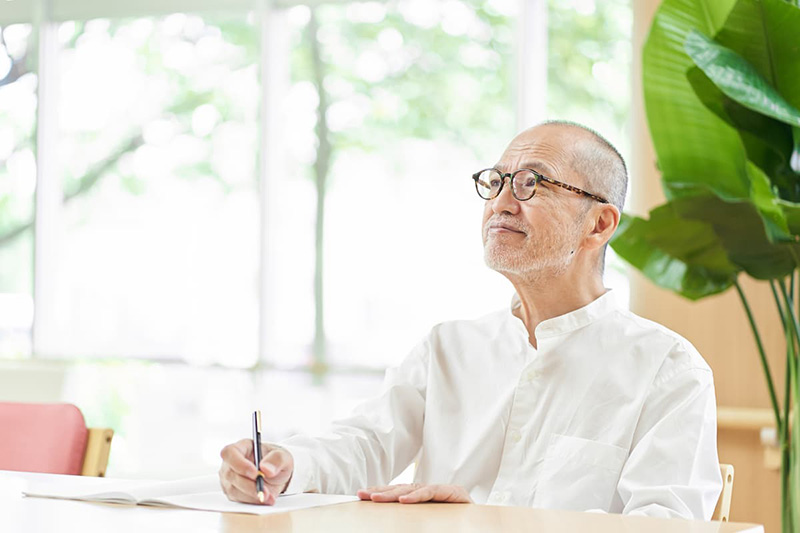 書く男性