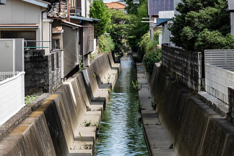 水路に面した土地の売却は可能？成功のコツと注意点を解説